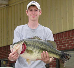  sixteen year old Andrew Elder from Deville, Louisiana caught Budweiser ShareLunker # 9 from Lake Fork