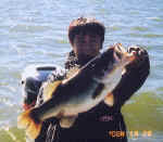 Fumiaki Otsuji with a 10# trophy bass 